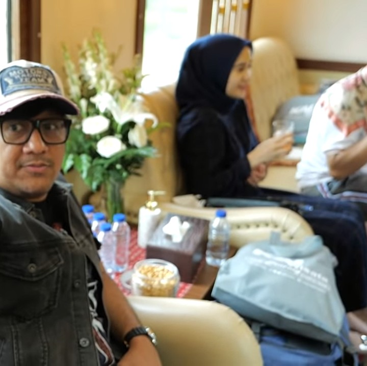 <p>Tak menggunakan pesawat, Andre ungkap bahwa perjalanan mereka kali ini menggunakan kereta api wisata dengan meneyewa satu gerbong.  (Foto: YouTube: TAULANY TV)</p>