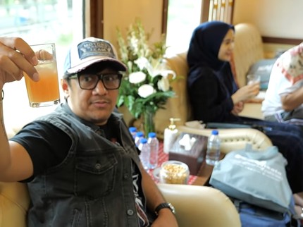 Sultan! 7 Potret Liburan Keluarga Andre Taulany Naik Kereta Wisata, Mewah Bun