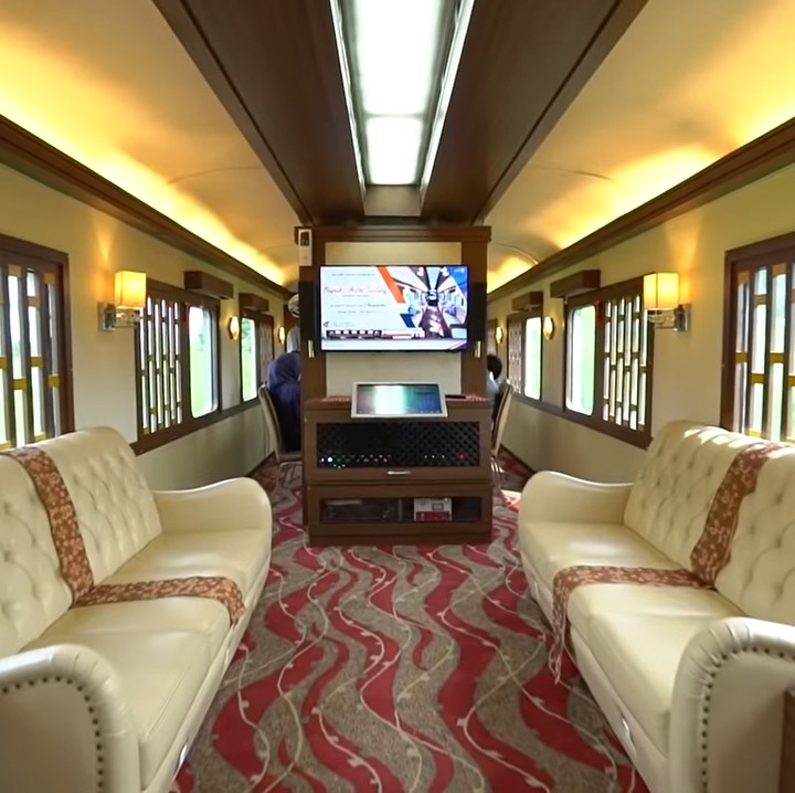 <p>Ada banyak hal yang disediakan untuk membuat keluarga mereka nyaman. Misalnya saja ruang duduk dengan fasilitas karaoke berikut.(Foto: YouTube: TAULANY TV)</p>