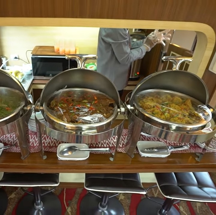 <p>Untuk makanan juga sudah disediakan. Dalam 7 jam perjalanan, kru kereta api menyiapkan makanan selayaknya prasmanan. Wah, pantas saja ya, banyak netizen menyebut mereka 'Sultan'. <em>He-he-he.</em> (Foto: YouTube: TAULANY TV)</p>