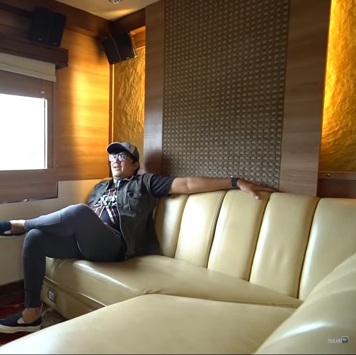 <p>Ada pula ruang teater untuk menonton film nih, Bunda. Andre pun terlihat menikmati perjalanan tersebut ya. (Foto: YouTube: TAULANY TV)</p>