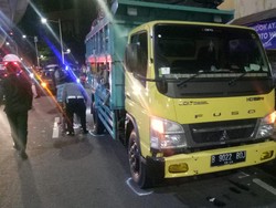 Heboh Turis di Bali Curi Truk, Tabrak Palang Pintu Tol-Kendaraan Lain
