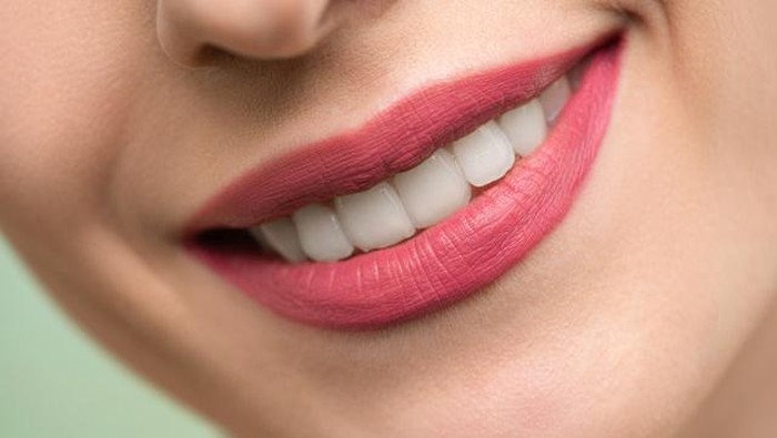 Hentikan Sekarang Juga! Ini 5 Kebiasaan Buruk yang Bikin Gigi Berwarna Kuning