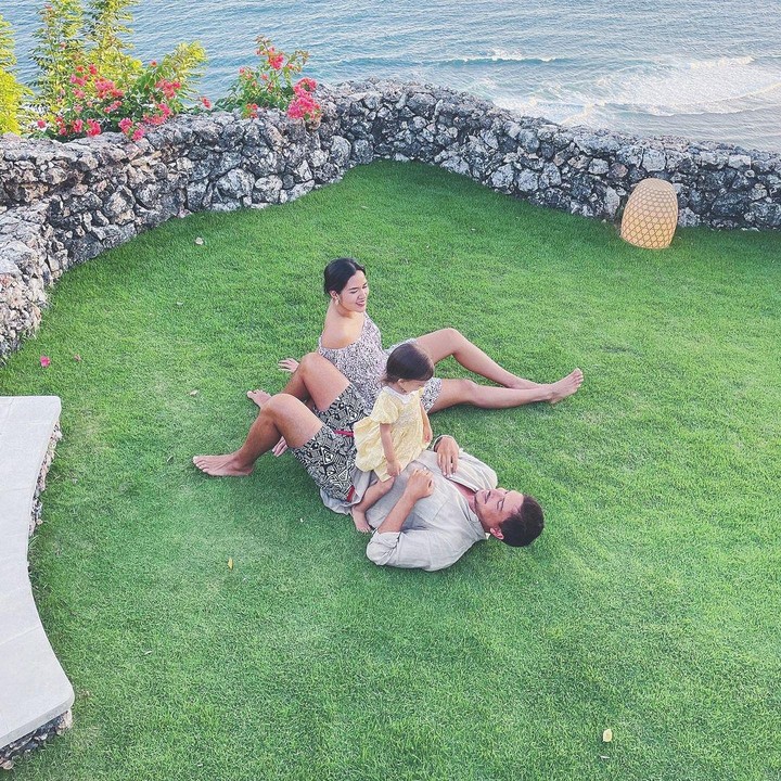 <p>Menikah pada 2017, Raisa dan Hamish begitu menikmati kebahagiaan rumah tangga mereka. Keduanya tak ingin membagikannya dengan mengekspose wajah Zalina. (Foto: Instagram @hamishdw)</p>