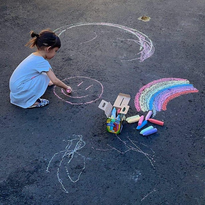 <p>Bocah kecil nan lucu ini juga sudah mulai menunjukkan minatnya kepada seni. Hamish dan Raisa kerap menampilkan Zalina yang sedang menggambar. (Foto: Instagram @hamishdw)</p>