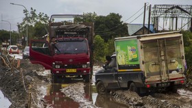 FOTO: Melihat Proyek Jalan Trans Kalimantan yang Tak Kunjung Kelar