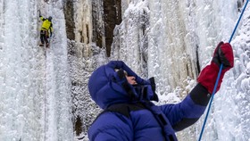 FOTO: Sensasi Memanjat Tebing Es Minnesota AS