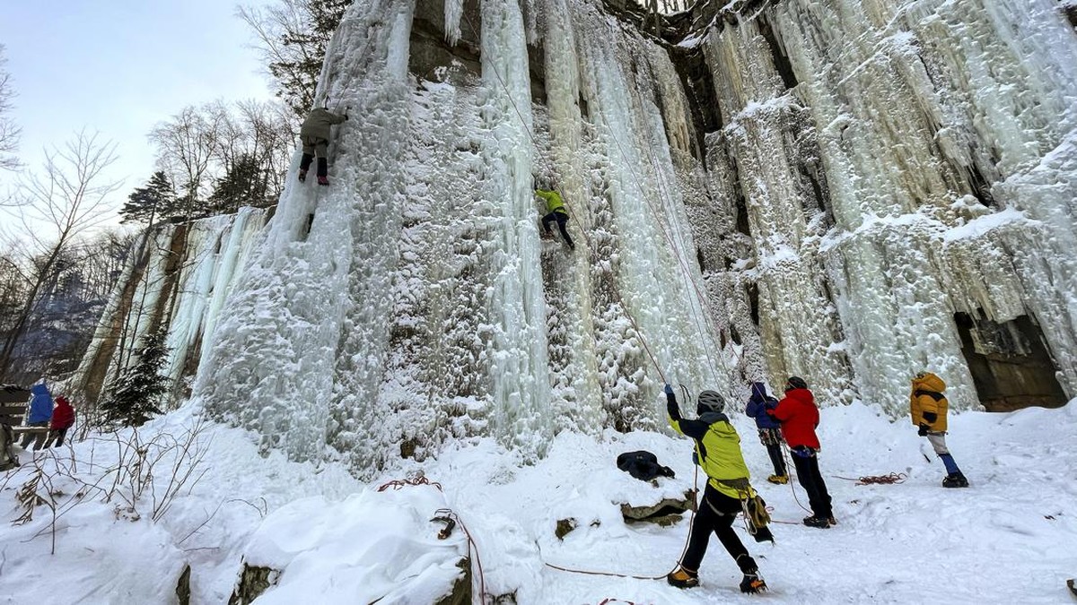 FOTO: Sensasi Memanjat Tebing Es Minnesota AS