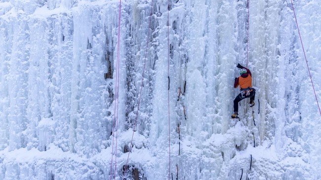 FOTO: Sensasi Memanjat Tebing Es Minnesota AS