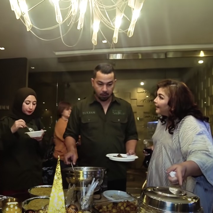 <p>Sultan dan keluarganya yang Muslim, pada Desember datang mengunjungi Thomas untuk merayakan Natal. Mereka makan bersama-sama dan terlihat akrab. (Foto: YouTube Thomas Djorghi)</p>