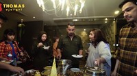 <p>Sultan dan keluarganya yang Muslim, pada Desember datang mengunjungi Thomas untuk merayakan Natal. Mereka makan bersama-sama dan terlihat akrab. (Foto: YouTube Thomas Djorghi)</p>