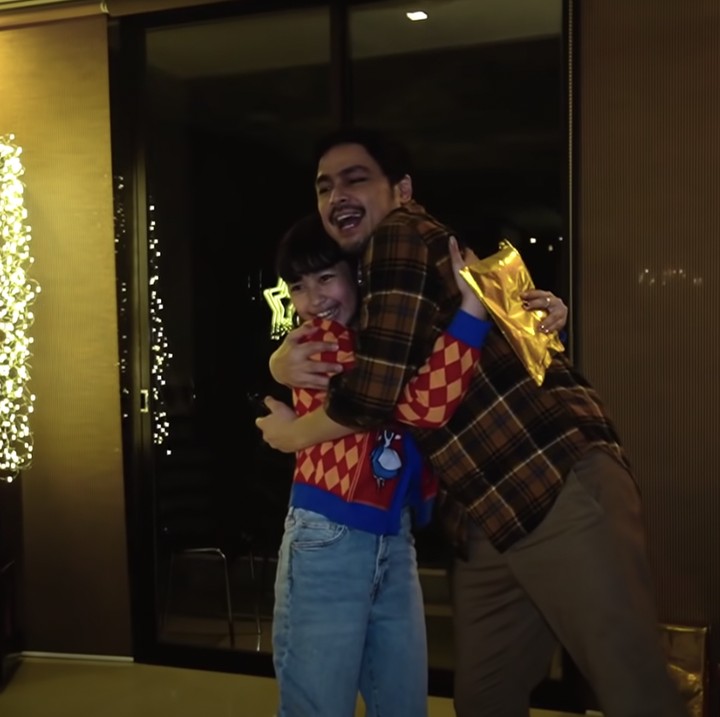 <p>Aquena nampak sangat gembira mendapatkan bagian kadonya. Ia pun memeluk Thomas dengan penuh kasih sayang. (Foto: YouTube Thomas Djorghi)</p>