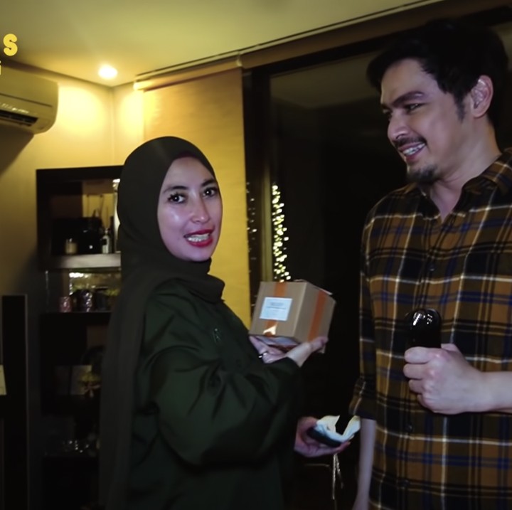 <p>Annisa dan anak-anaknya mendapat kado yang diambil dari bawah pohon Natal. Annisa pun mendoakan agar rezeki Thomas Djorghi semakin lancar. (Foto: YouTube Thomas Djorghi)</p>