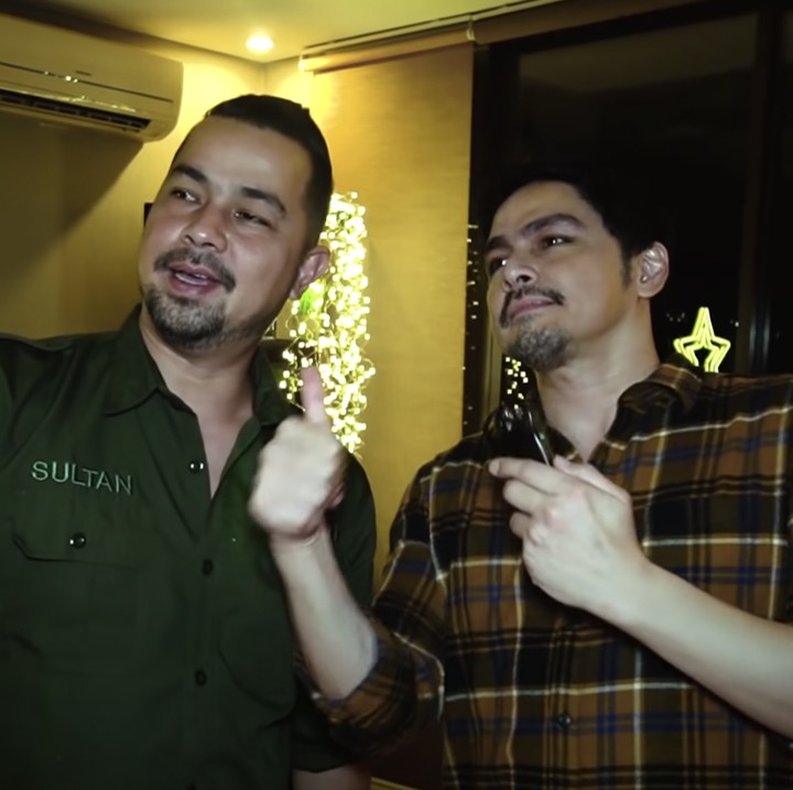 <p>Sedangkan Sultan sendiri memilih untuk melakukan selfie dengan saudaranya itu. <em>"Merry Christmast</em> ya, Kakakku," ungkap Sulthan. Foto: YouTube Thomas Djorghi</p>