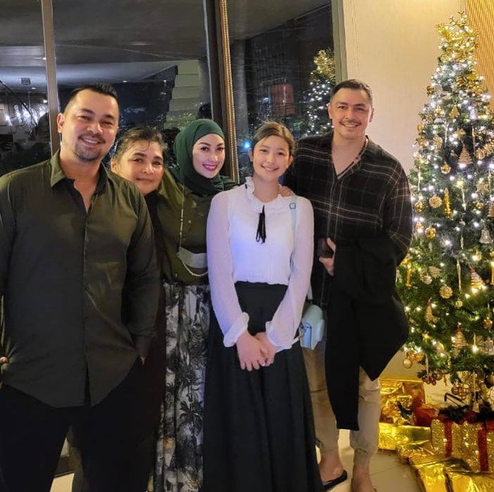 <p>Mereka juga bersilaturahmi ke rumah Thomas di malam Natal untuk ikut merasakan kegembiraan sang kakak bersama-sama. (Foto: YouTube Thomas Djorghi)</p>