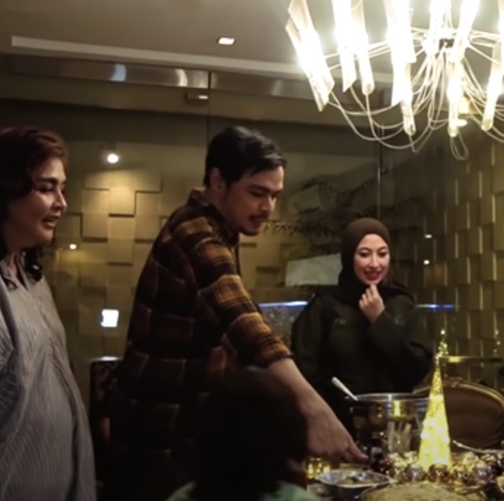 <p>Sebagai adik ipar, Annisa Trihapsari juga terlihat akrab dengan Thomas Djorghi nih, Bunda. Ia nampak santai saat makan bersama di acara tersebut. (Foto: YouTube Thomas Djorghi)</p>