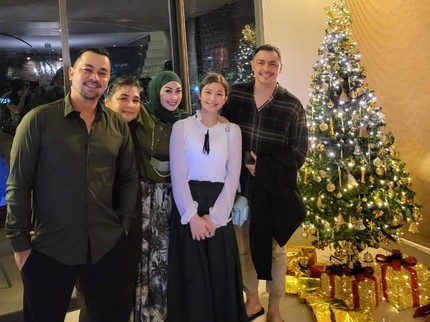 9 Potret Akurnya Thomas & Sultan Djorghi Meski Beda Keyakinan, Saling Tukar Kado