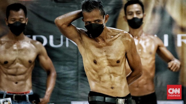 FOTO: Aksi Pamer Otot di Kontes Binaragawan Depok