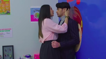 img-title Reza Rahadian Ungkap Rasanya Lakoni Adegan Panas di 'Layangan Putus'