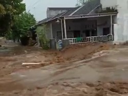 Banjir Luapan Sungai Rendam Perumahan di Jember