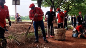Peringati HUT Partai, Petinggi PDIP Nyapu Area BKT
