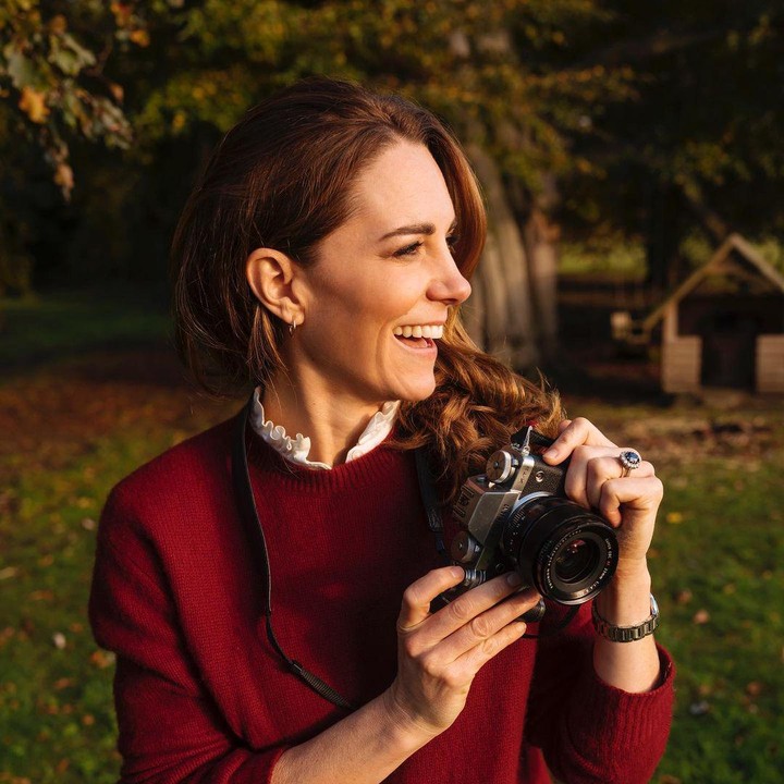 <p>Penampilan itu sukses membuat banyak orang pangling. Pasalnya, Kate Middleton dikenal sebagai wanita yang gemar tampil sederhana di kehidupan sehari-hari. (Foto: Instagram @dukeandduchessofcambridge)</p>
