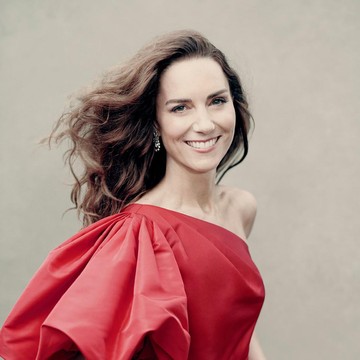 Viral Dipakai Kate Middleton, Ini Tampilan Para Bangsawan Memakai Gaun Model One Shoulder