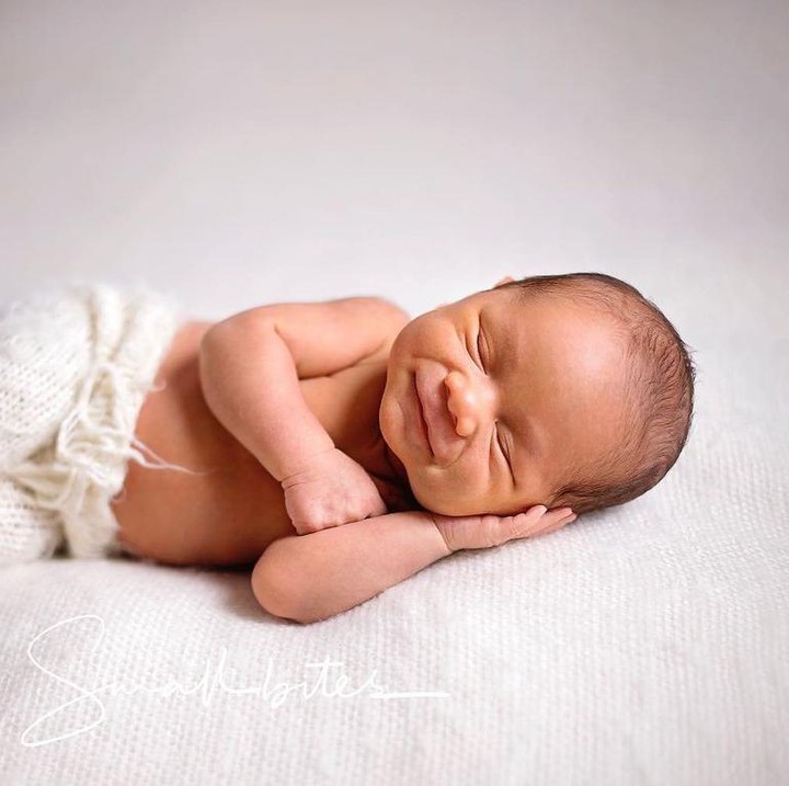 <p>Bayi berjenis kelamin laki-laki itu diberi nama Muhammad Leslar Al-Fatih Billar. Dalam potret pertamanya,<em> baby</em> Leslar tampak tersenyum manis nih. (Foto: Instagram @lestykejora)</p>