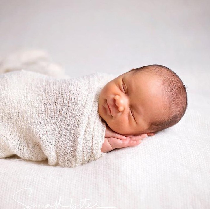 <p>Lesti Kejora dan Rizky Billar ahirnya menampilkan potret pertama anak mereka. Keduanya kompak mengunggah potret bayi mungil mereka ke Instagram. Lesti melahirkan anak pertamanya pada Minggu, 26 Desember 2021. (Foto: Instagram @lestykejora)</p>
