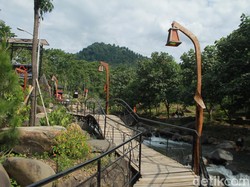 Berlibur di Tepi Sungai dengan View Perbukitan Pendopo Ciherang Bogor