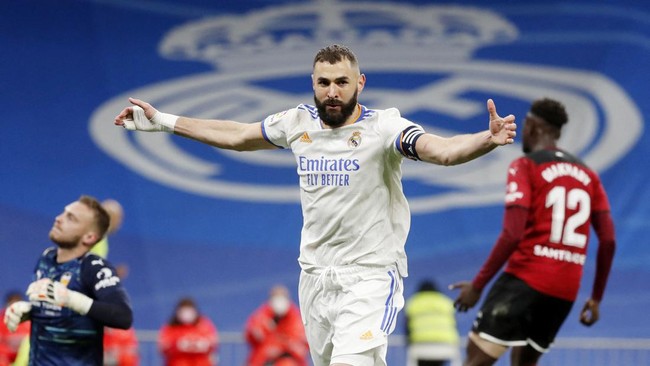 Penyerang Real Madrid, Karim Benzema mengemukakan pendapatnya mengenai trio MNM milik Paris Saint-Germain jelang leg pertama babak 16 besar Liga Champions.