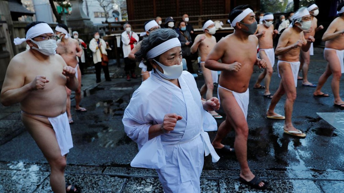 FOTO: Untaian Doa Pandemi Berakhir dalam Ritual Mandi Es Jepang