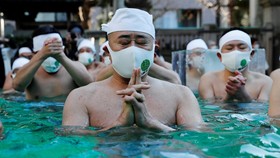 FOTO: Untaian Doa Pandemi Berakhir dalam Ritual Mandi Es Jepang