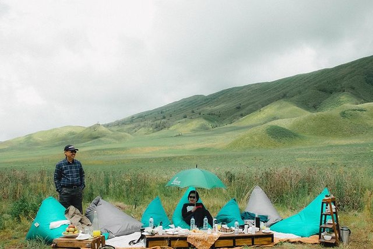 Bunga Citra Lestari tengah menikmati quality time dengan Noah Sinclair liburan di Bromo&period; Yuk intip keseruan mereka&excl;