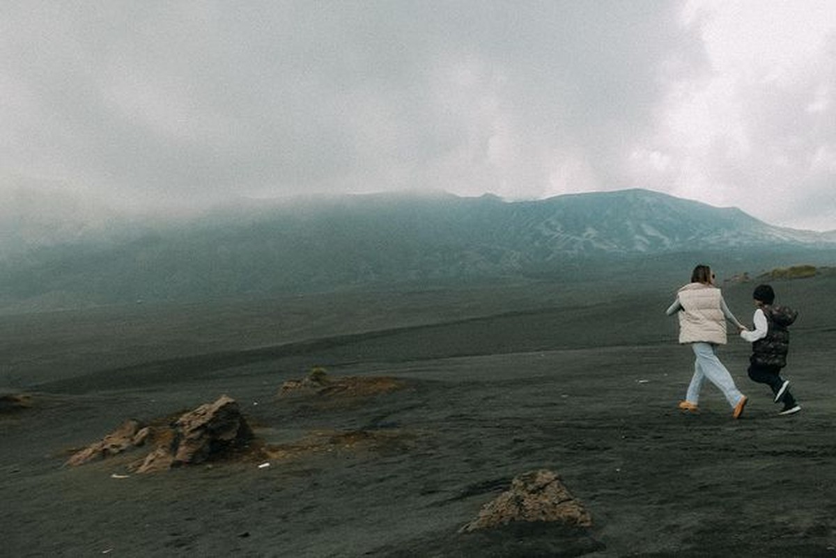 Bunga Citra Lestari tengah menikmati quality time dengan Noah Sinclair liburan di Bromo&period; Yuk intip keseruan mereka&excl;