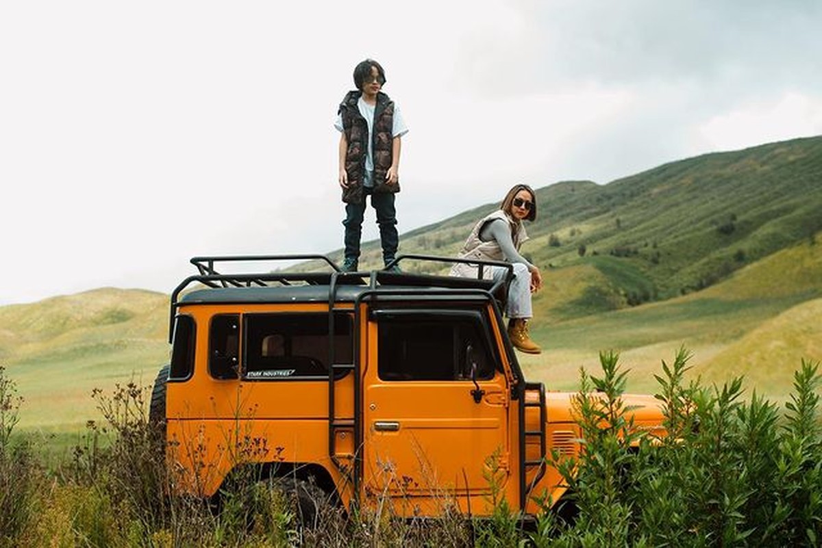 Bunga Citra Lestari tengah menikmati quality time dengan Noah Sinclair liburan di Bromo&period; Yuk intip keseruan mereka&excl;