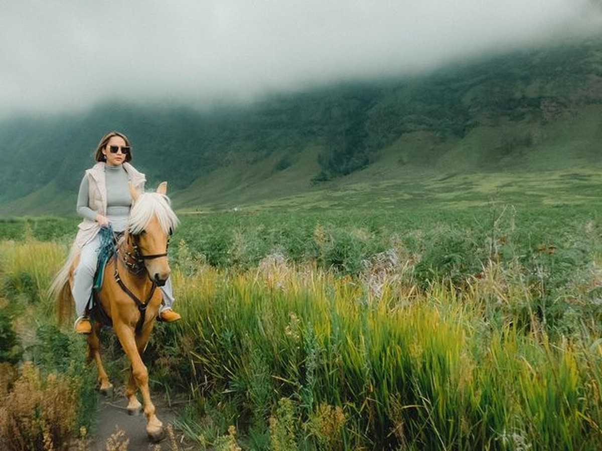 Bunga Citra Lestari tengah menikmati quality time dengan Noah Sinclair liburan di Bromo&period; Yuk intip keseruan mereka&excl;