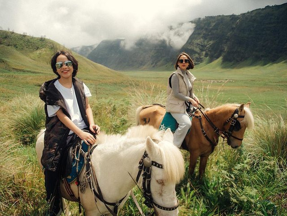 Bunga Citra Lestari tengah menikmati quality time dengan Noah Sinclair liburan di Bromo&period; Yuk intip keseruan mereka&excl;