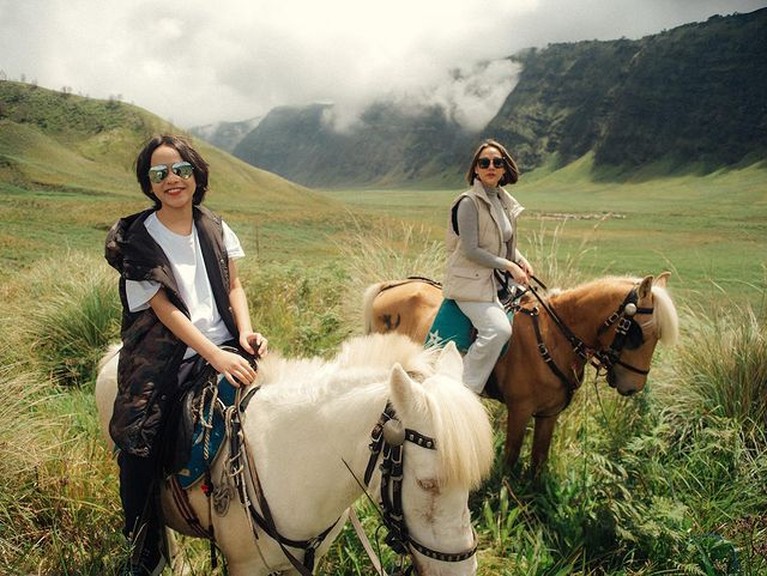 7 Foto Liburan Bunga Citra Lestari & Noah di Bromo Bunga Citra Lestari tengah menikmati quality time dengan Noah Sinclair liburan di Bromo. Yuk intip keseruan mereka!