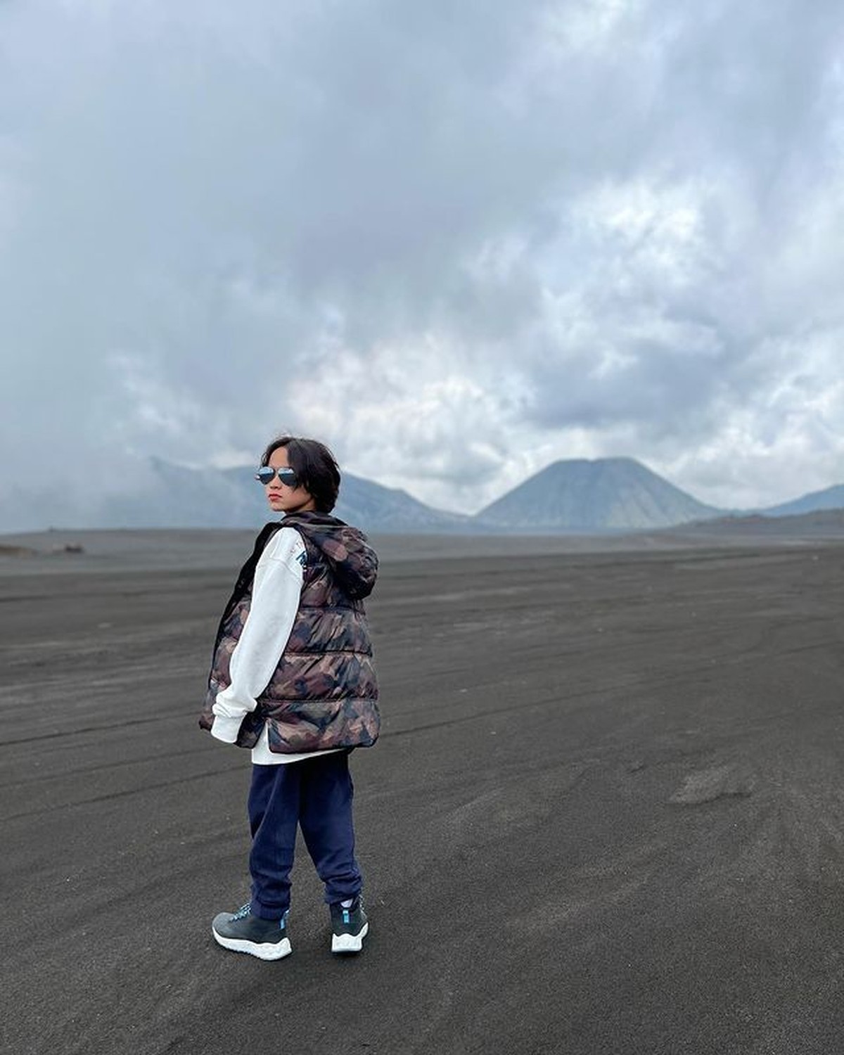 Bunga Citra Lestari tengah menikmati quality time dengan Noah Sinclair liburan di Bromo&period; Yuk intip keseruan mereka&excl;