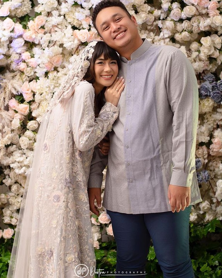 7 Momen Tasyakuran & Pengajian 4 Bulanan Kehamilan Adiezty Fersa Gilang Dirga dan Adiezty Fersa baru saja menggelar acara tasyakuran dan pengajian 4 bulanan. Yuk intip suasananya!