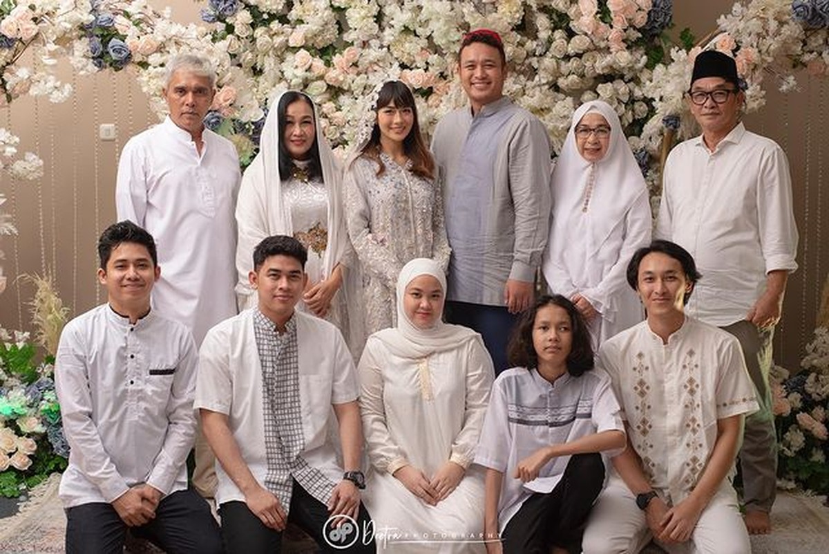 Gilang Dirga dan Adiezty Fersa baru saja menggelar acara tasyakuran dan pengajian 4 bulanan&period; Yuk intip suasananya&excl;