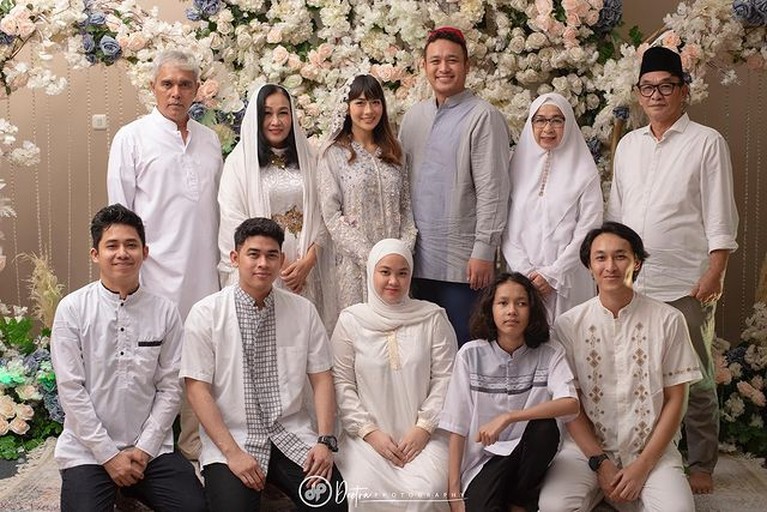 7 Momen Tasyakuran & Pengajian 4 Bulanan Kehamilan Adiezty Fersa Gilang Dirga dan Adiezty Fersa baru saja menggelar acara tasyakuran dan pengajian 4 bulanan. Yuk intip suasananya!
