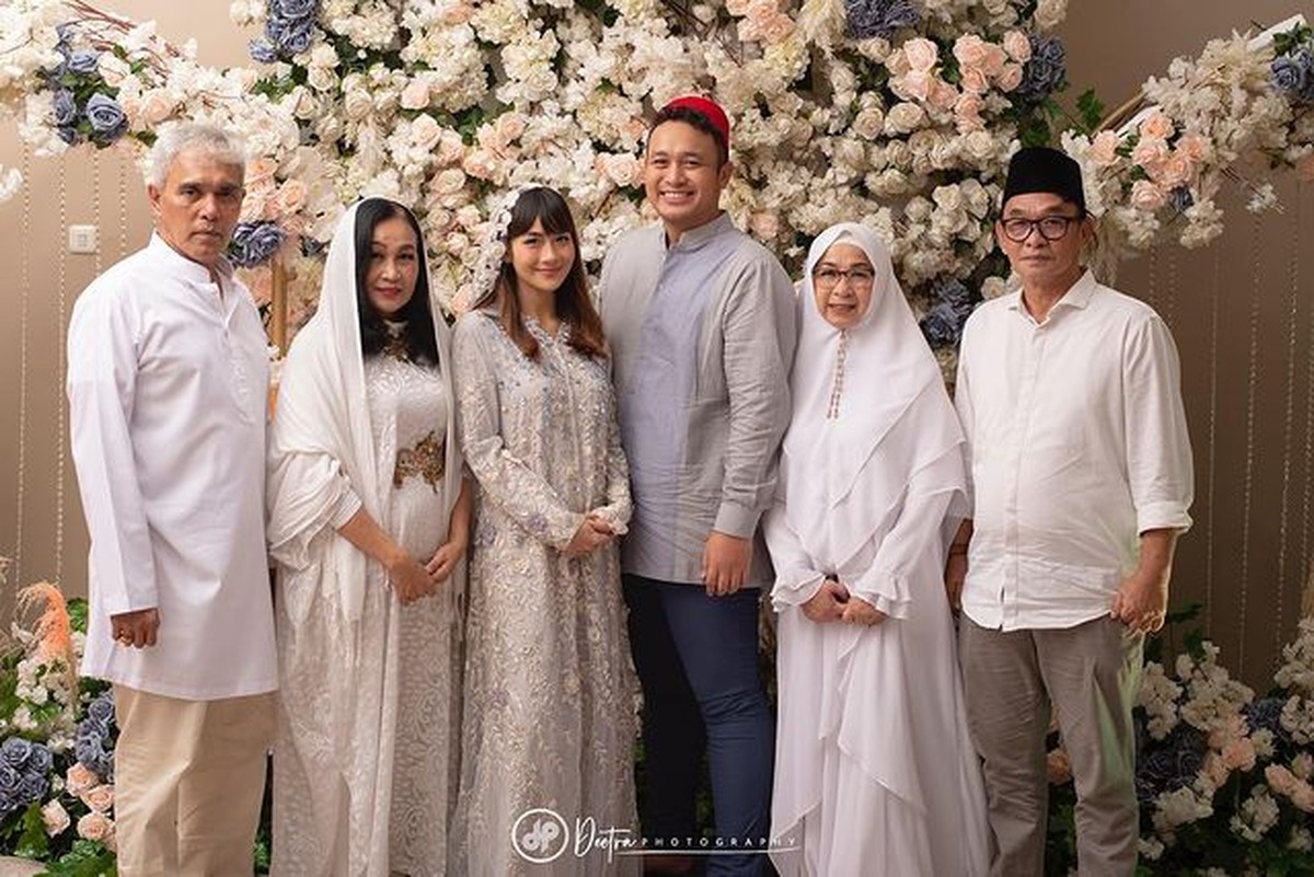 Gilang Dirga dan Adiezty Fersa baru saja menggelar acara tasyakuran dan pengajian 4 bulanan&period; Yuk intip suasananya&excl;