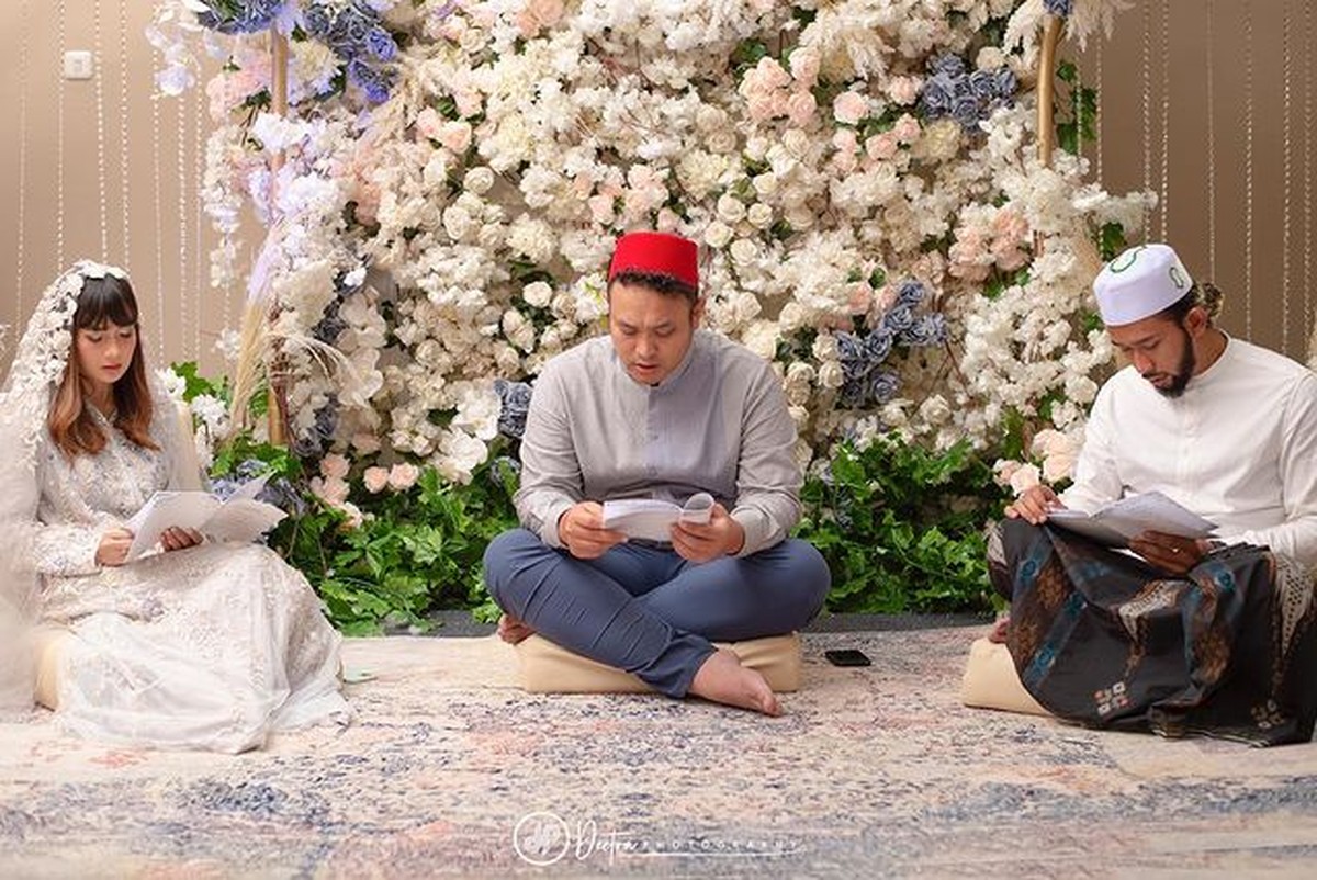 Gilang Dirga dan Adiezty Fersa baru saja menggelar acara tasyakuran dan pengajian 4 bulanan&period; Yuk intip suasananya&excl;