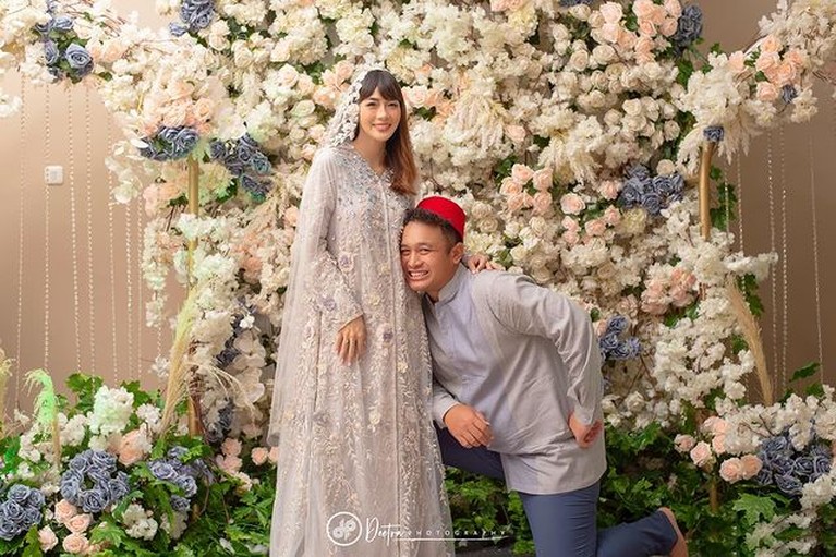 7 Momen Tasyakuran & Pengajian 4 Bulanan Kehamilan Adiezty Fersa Gilang Dirga dan Adiezty Fersa baru saja menggelar acara tasyakuran dan pengajian 4 bulanan. Yuk intip suasananya!
