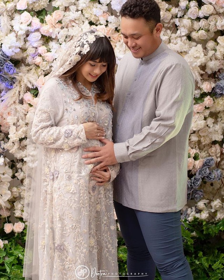 Gilang Dirga dan Adiezty Fersa baru saja menggelar acara tasyakuran dan pengajian 4 bulanan. Yuk intip suasananya!