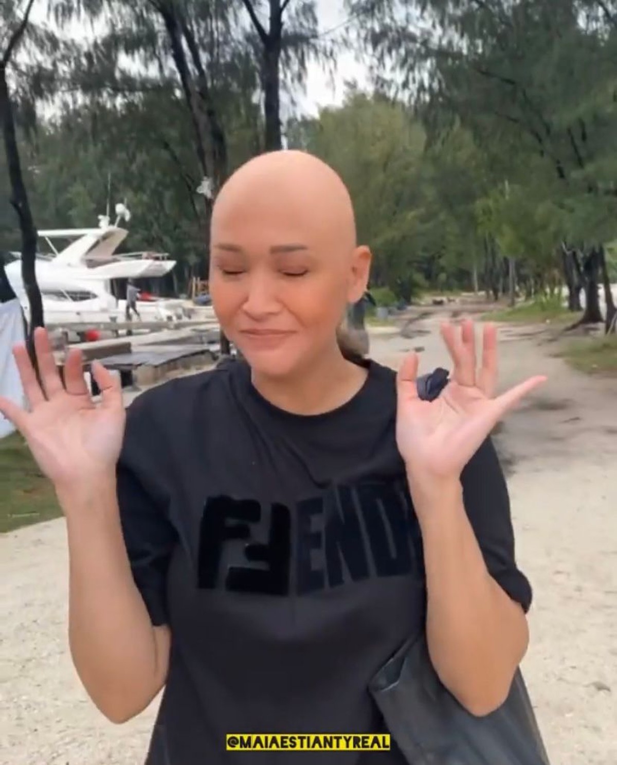 Penampilan beda Maia Estianty dengan rambut botak di unggahan terbarunya buat geger publik&period; Yuk intip potretnya&excl;