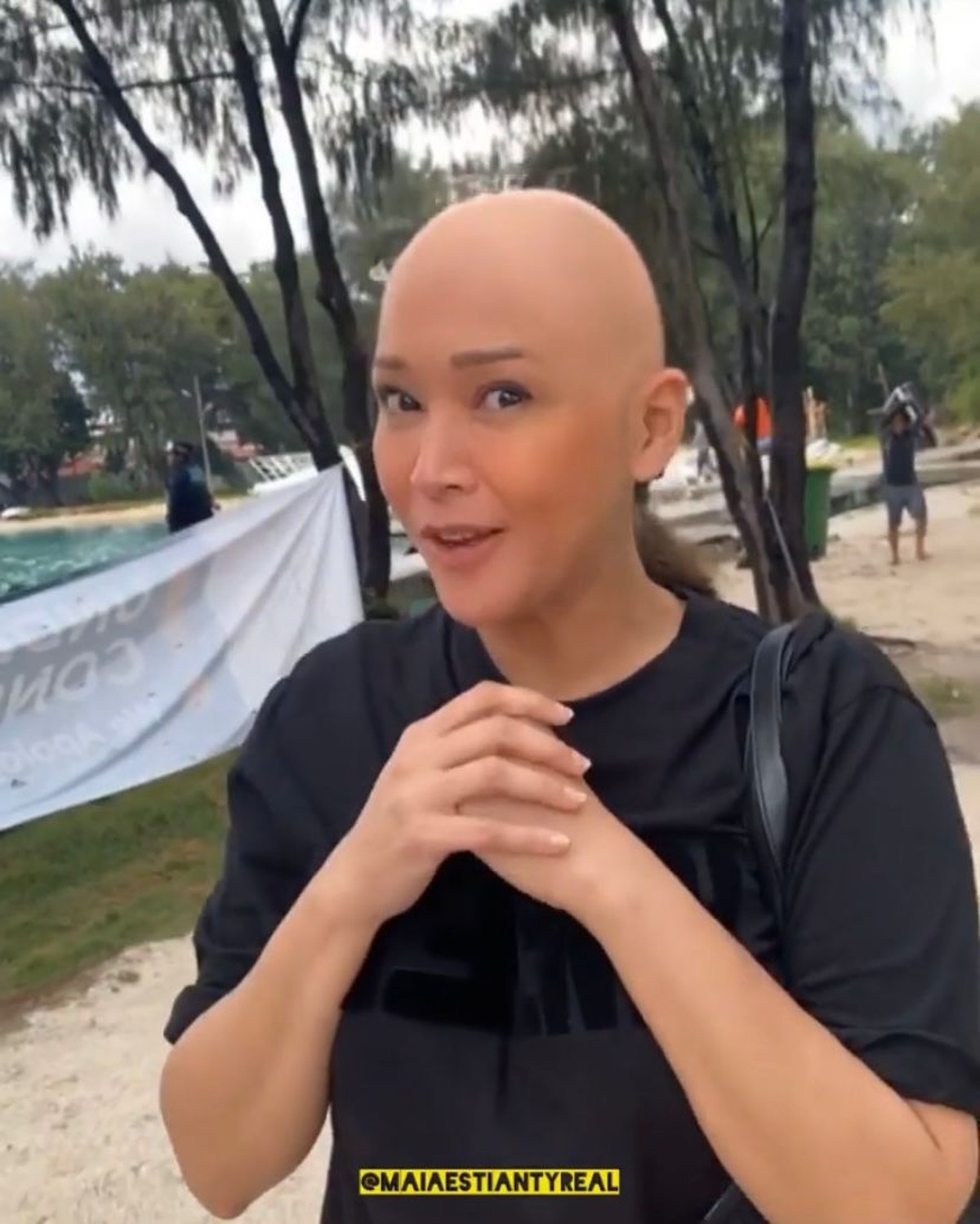 Penampilan beda Maia Estianty dengan rambut botak di unggahan terbarunya buat geger publik&period; Yuk intip potretnya&excl;