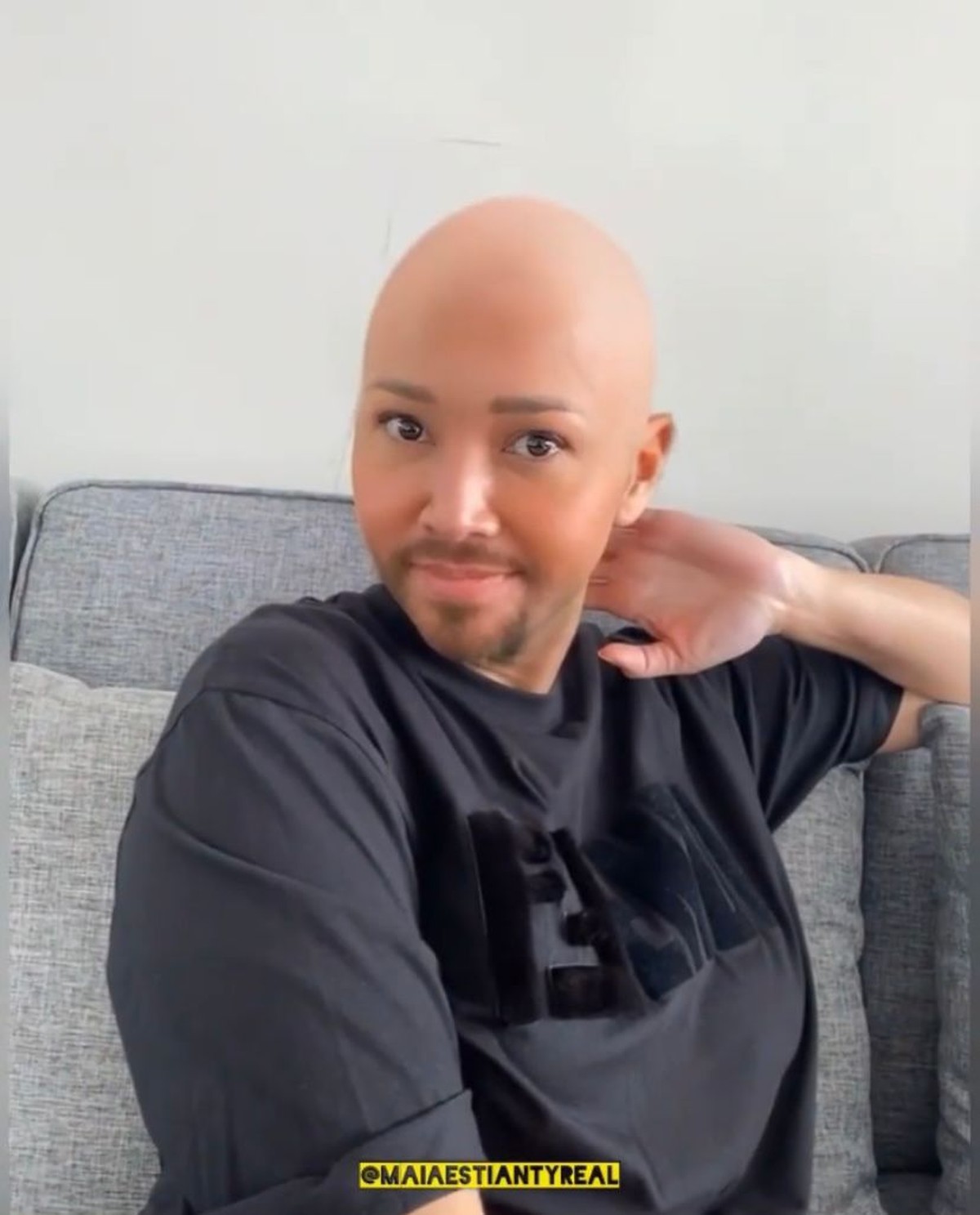 Penampilan beda Maia Estianty dengan rambut botak di unggahan terbarunya buat geger publik&period; Yuk intip potretnya&excl;